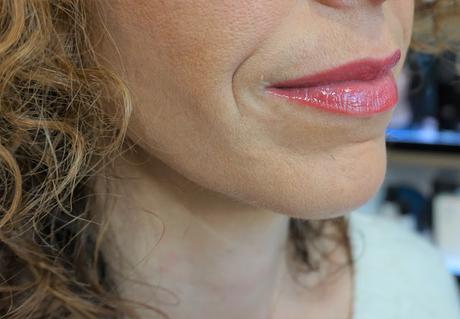 Rouge Coco Gloss Poppea, une belle nuance rouge-rosé Rouge Coco Gloss Poppea, une belle nuance rouge-rosé présente et naturelle