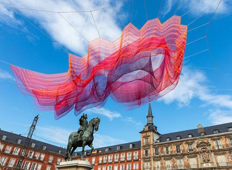 LOS CICLOS DEL TIEMPO, la superbe installation de l’artiste Janet Echelman à Madrid
