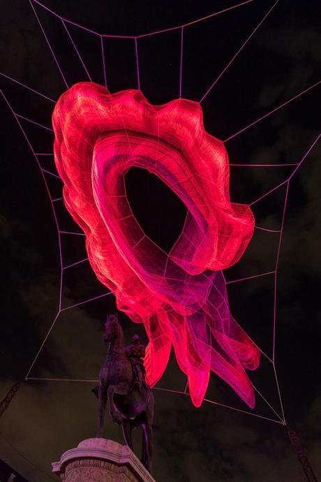 LOS CICLOS DEL TIEMPO, la superbe installation de l’artiste Janet Echelman à Madrid