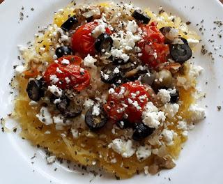 Courge spaghetti aux oignons, aux tomates et aux olives