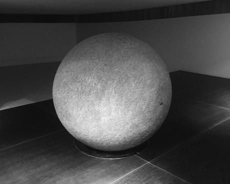 Sphère de pierre / Stone sphere