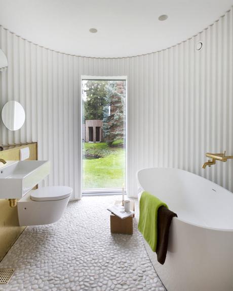 maison ronde salle de bain baignoire wc vitre blanc foret vitre lumiere miroir bois blanc