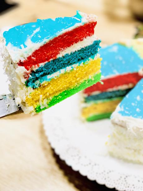 Un Rainbow Cake avec une crème à la noix de coco pour les 50 ans d’indépendance de l’île Maurice !