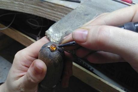 sertissage opale sur bague en or