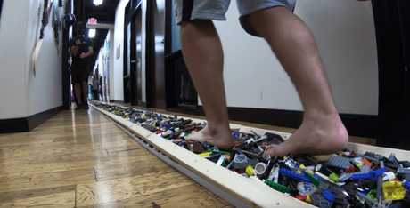 Marcher pieds nus sur des LEGO…un nouveau record !