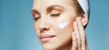 Le TOP 6 des bons plans et astuces pour vieillir moins vite Crème hydratante ou anti rides pour lutter contre le vieillissement de la peau
