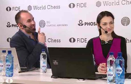 L'image clé de la ronde 6 : l'ex-championne du monde d'échecs russe Alexandra Kosteniuk est venue à Berlin commenter en compagnie de Lawrence Trent la ronde du jour - Photo © World Chess 