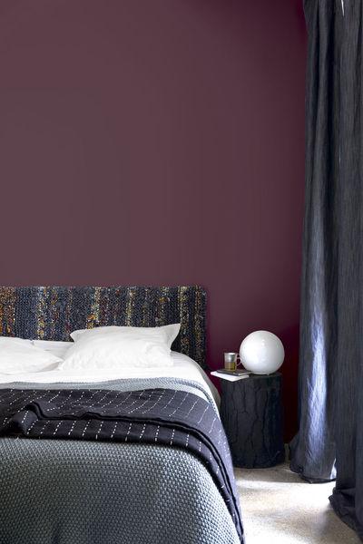 decoration maison chambre peinture papier peint couleur prune et noir