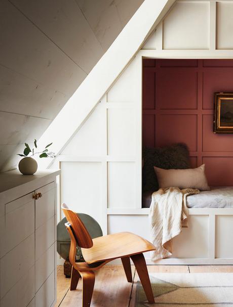 ancienne ferme rénovée chambre enfant lit cabane sous les toits