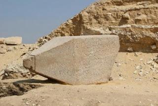 Une mini-pyramide découverte à Saqqarah en Egypte