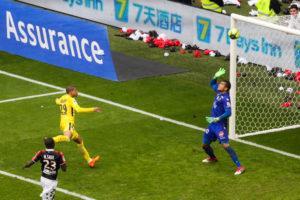 Derniers matchs de la 30ème journée en images Kilian Mbappé envoi le ballon sur la transversale niçoise.