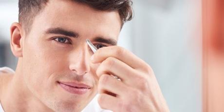 Homme qui s'épile les sourcils : comment fait-il ? 