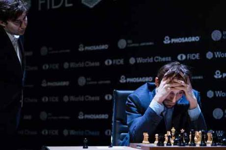 L'image clé de la ronde 8 : roulette russe à Berlin avec la folle partie d'échecs d'Alexander Grischuk, sous l'oeil de Sergey Karjakin - Photo © World Chess 
