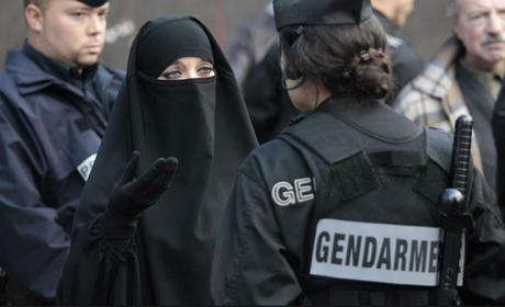 Vida Azimi se dresse contre les abus de l’islamisme conquérant qui font régresser la France.