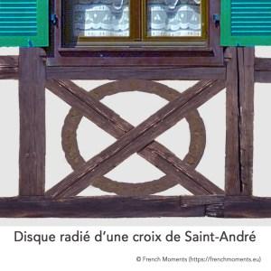 Allège d'une fenêtre. Disque radié d'une croix de Saint-André, maison alsacienne © French Moments