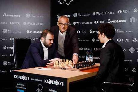 L'image clé de la ronde 10 : l'ancien footballeur international allemand Felix Magath lance la ronde en jouant symboliquement le premier coup du duel très attendu entre Shakhriyar Mamedyarov (5,5 points sur 9) et le leader Fabiano Caruana (6 points sur 9) - Photo © World Chess 
