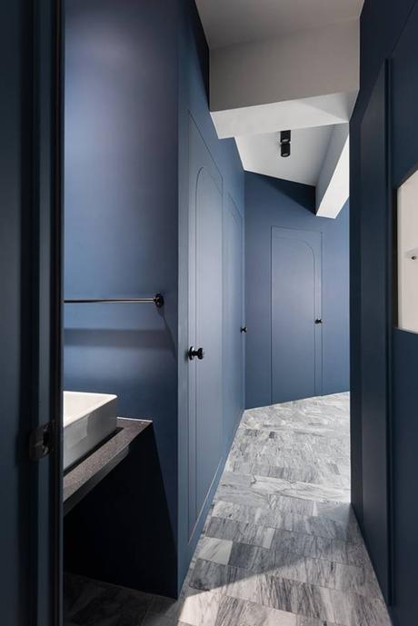 Une décoration totalement noire, blanche et bleue pour ce superbe appartement Une décoration totalement noire, blanche et bleue pour ce superbe appartement