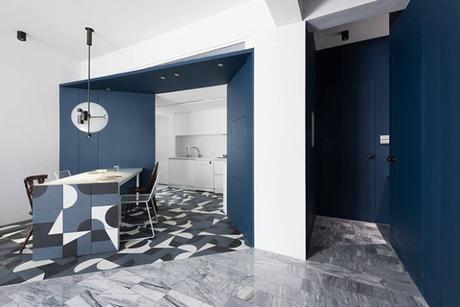 Une décoration totalement noire, blanche et bleue pour ce superbe appartement