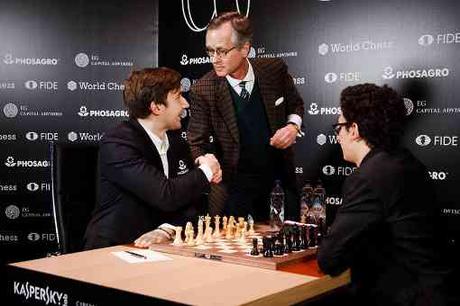 L'image clé de la ronde 12 : la partie d'échecs décisive entre Sergey Karjakin et Fabiano Caruana qui rebat les cartes du tournoi - Photo © World Chess 