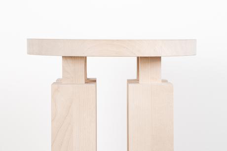 Le tabouret en bois Kubb du studio de design suédois Reko Studio Le tabouret en bois Kubb du studio de design suédois Reko Studio