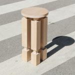 Le tabouret en bois Kubb du studio de design suédois Reko Studio Le tabouret en bois Kubb du studio de design suédois Reko Studio