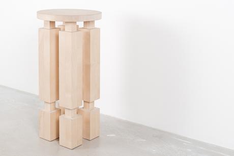 Le tabouret en bois Kubb du studio de design suédois Reko Studio Le tabouret en bois Kubb du studio de design suédois Reko Studio