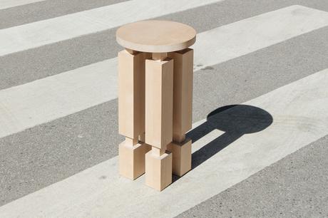 Le tabouret en bois Kubb du studio de design suédois Reko Studio Le tabouret en bois Kubb du studio de design suédois Reko Studio