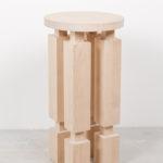 Le tabouret en bois Kubb du studio de design suédois Reko Studio Le tabouret en bois Kubb du studio de design suédois Reko Studio