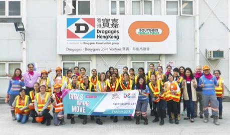 Sur le chantier du Tuen Mun Chek Lap Kok, Hong KongWomen high school and university students on the Tuen Mun Chek Lap Kok site.