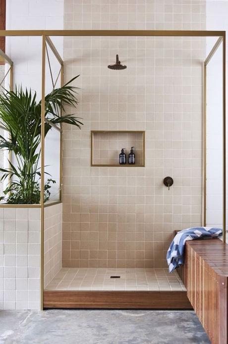 salle de bain couleur lin carrelage credence douche italienne laiton bois exotique