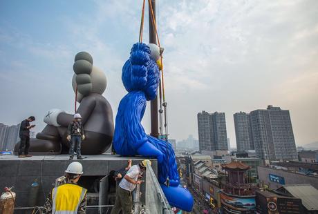 Des sculptures Companion KAWS géantes ont été érigées en Chine Companion KAWS