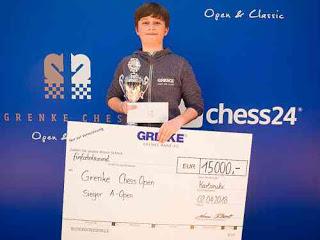Le vainqueur de l'Open d'échecs de GRENKE avec 8 points sur 9, Vincent Keymer - Photo © Grenke Chess Open