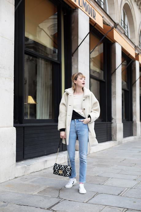 Bloggeuse pose devant un café parisien
