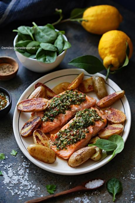 Saumon grillé, sauce façon chimichurri