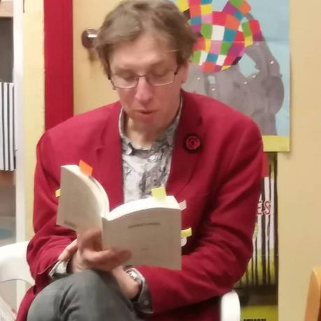 Lâimage contient peut-ÃªtreÂ : 1 personne, assis