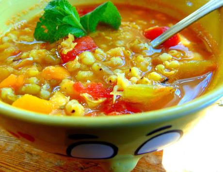 Soupe aux pois cassés, haricots mungo et sorgo Soupe aux pois cassés, haricots mungo et sorgo