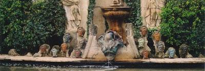 Salvador Dali: la fontaine Wagner dans les jardins du château de Púbol Salvador Dali: la fontaine Wagner dans les jardins du château de Púbol