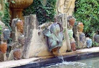 Salvador Dali: la fontaine Wagner dans les jardins du château de Púbol