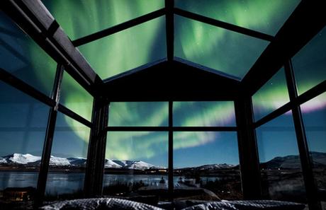 Une chambre totalement vitrée au milieu de la nature et des aurores boréales