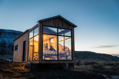 Une chambre totalement vitrée au milieu de la nature et des aurores boréales