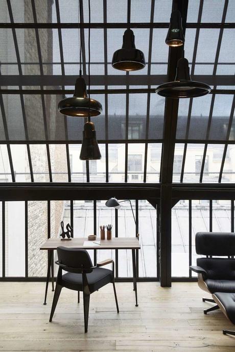 appart parisien toit bureau verriere vue sur les toits de paris chaise de bureau en bois lampes noir luminaire original deco