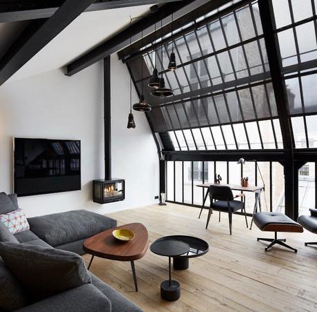 appart parisien toit salon avec verriere et vue sur les toits de paris television tv écran plat bureau en bois parquet bois clair canape d'angle cheminée