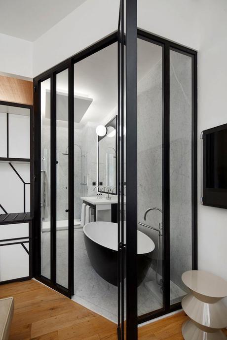 appart parisien toit salle de bain verriere baignoire douche marbre style sobre epure salle d'eau classique et design