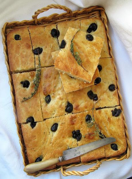 Focaccia aux olives & au thym