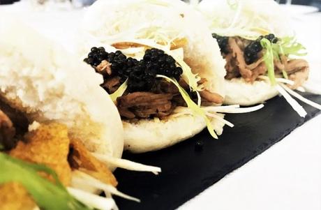 Bao au Porc Caviar et Chips de Maïs à découvrir au Restaurant Petrossian Bao au Porc Caviar et Chips de Maïs à découvrir au Restaurant Petrossian