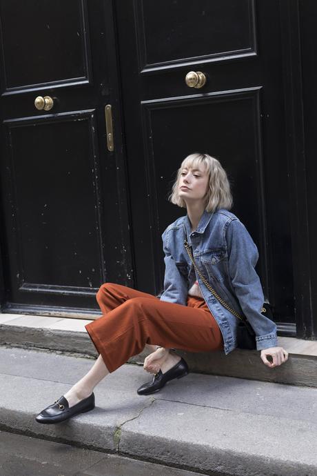  Bloggeuse parisienne portant une tenue Bellerose