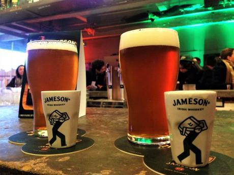 A gauche la bière blonde et le Jameson Original, à droite la IPA et le Jameson Black Barrel