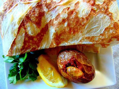 Wrap de pain markouk au tofu et salade de chou Wrap de pain markouk au tofu et salade de chou