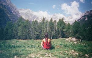 9 idées pour se détendre et lâcher prise meditation à la montagne
