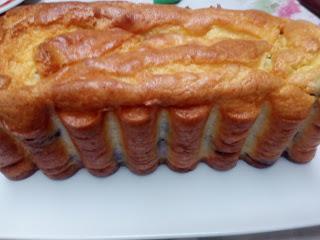 Cake à la semoule et au skyr, framboises et myrtilles Cake à la semoule et au skyr, framboises et myrtilles